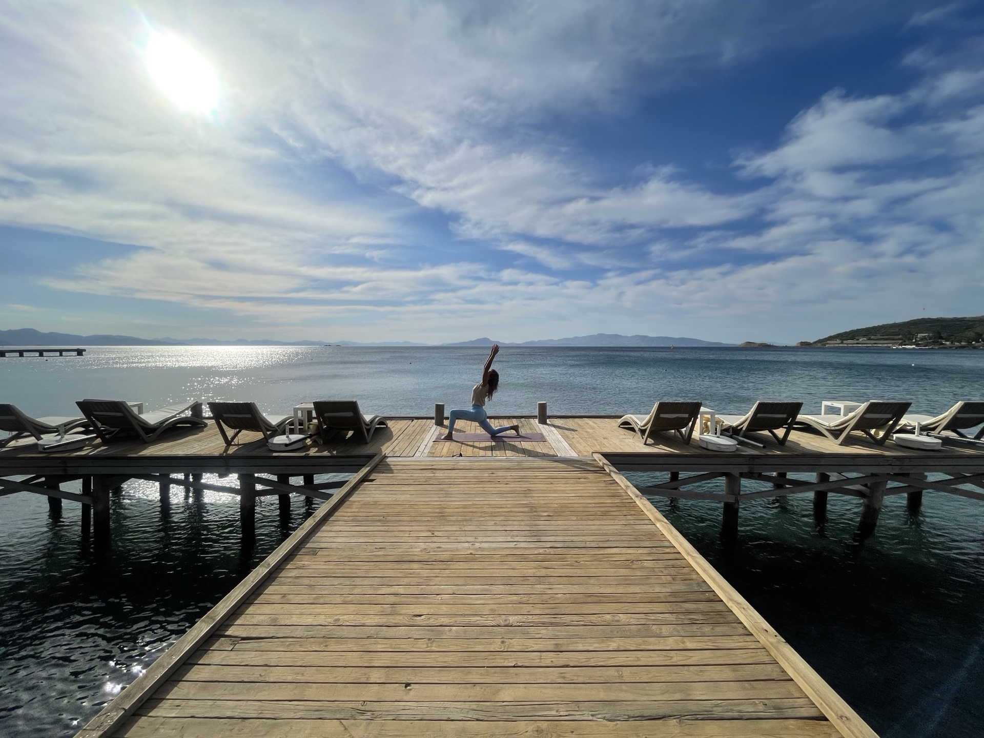 Yoga auf dem Steg am Meer