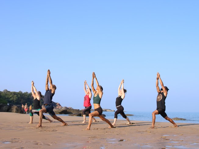 Gruppenyoga am Strand – Yogaferien mit Esin Demirel bei Sonnenaufgang