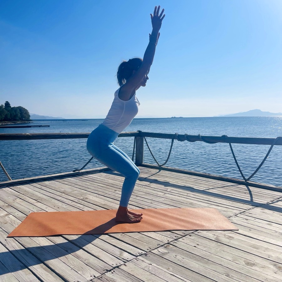 Yoga Kurs Zürich – Utkatasana (Stuhlhaltung) am Steg