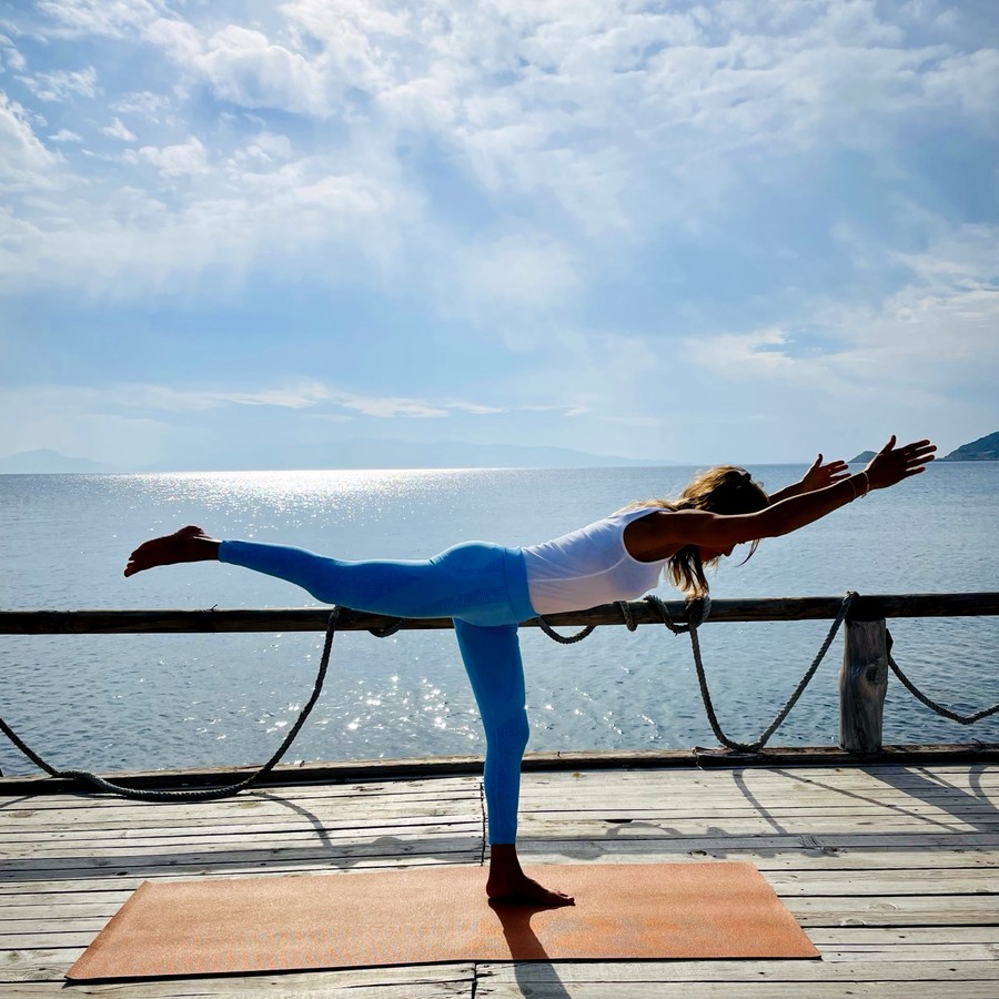 Yoga Privatstunde Zürich – Warrior III Pose am Steg